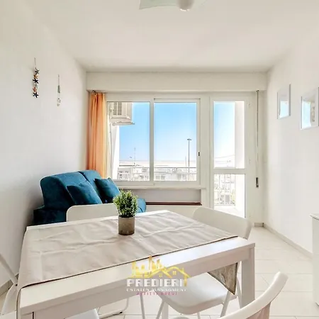 Lido Degli Estensi Fronte Mare E Balcone *